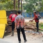 Bangunan Liar di Saluran Irigasi Sipon Tangerang Ditertibkan Petugas